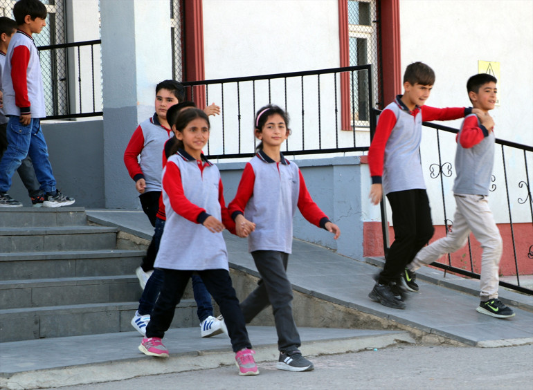 Sınıf ortamında yeni arkadaşlarıyla ders yapan Hasret