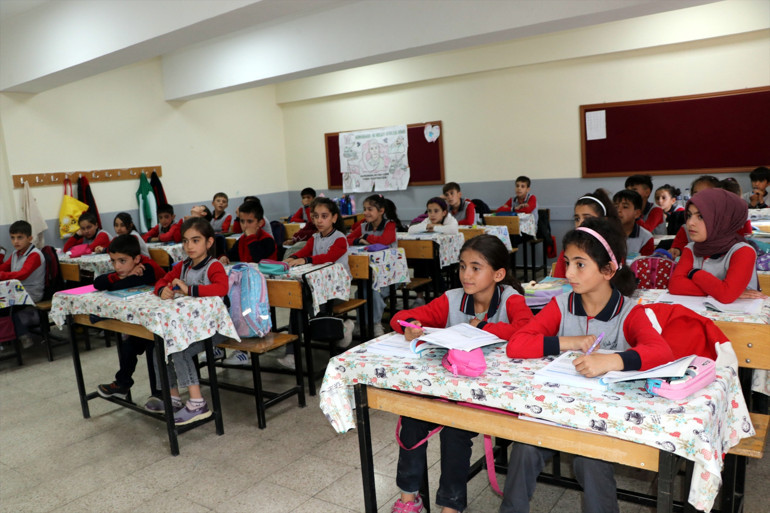 Yeni okulunda arkadaşlarıyla oynayan Hasret