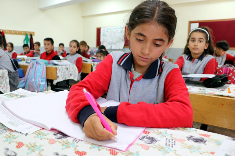 Köy okulunda tek öğrenci olan Hasret sınıfta yalnızdı