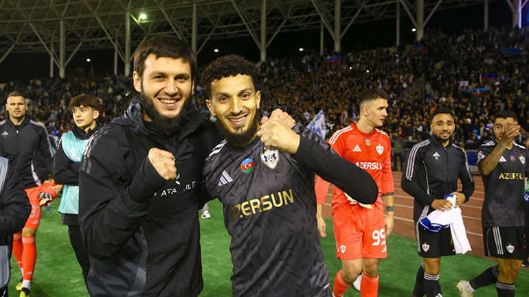 Karabağlı futbolcular galibiyet sevincini kutluyor
