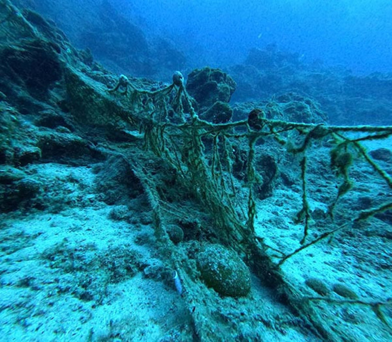 Dalgıçlar deniz dibinden ağ çıkarırken