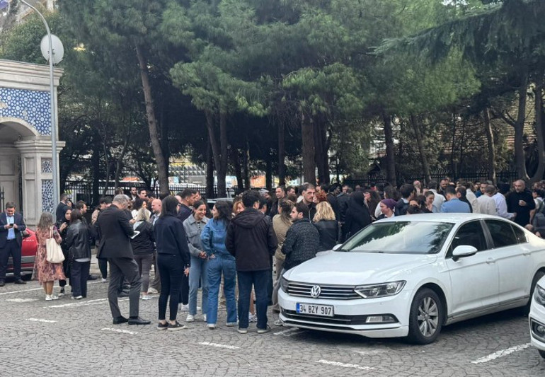 Marmara yine sallandı 5 büyüklüğündeki depremde cama fırladı