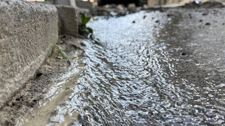 Karabağlar mahallesinde boru patlaması sonrası evlere sular doldu