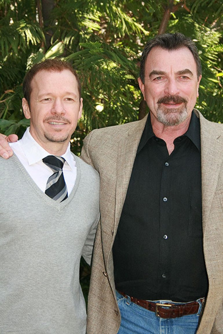 Donnie Wahlberg et Tom Selleck dans Blue Bloods.