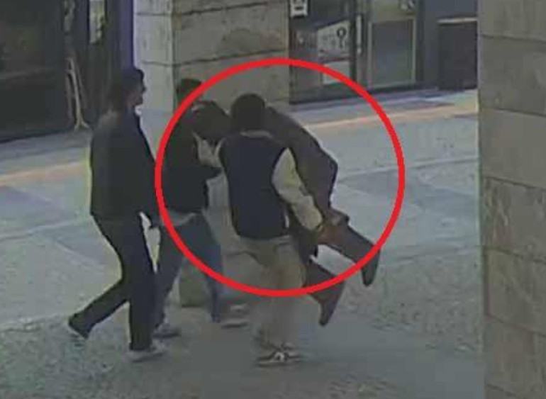 Gençlerin heykeli taşırken çekilen farklı açı görüntüsü