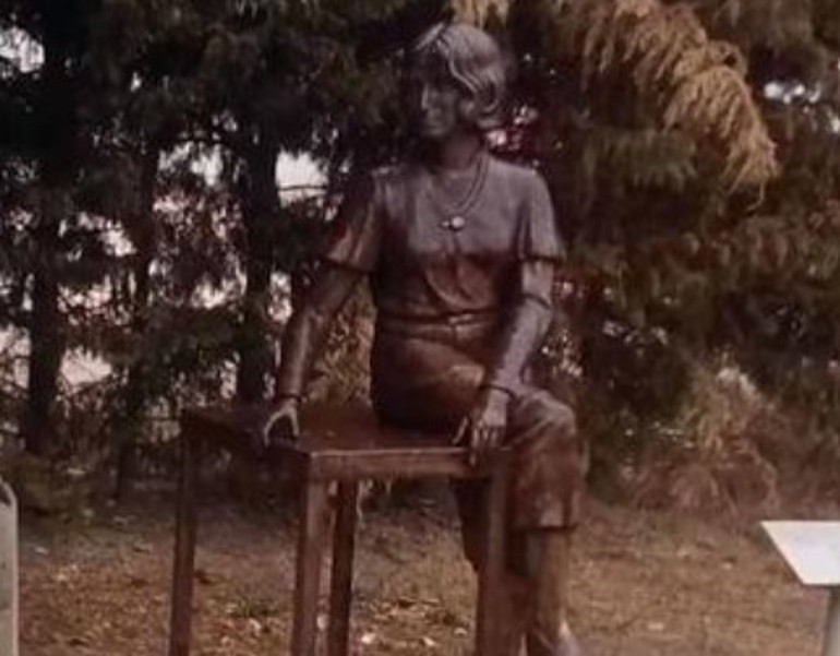 Nilüfer'de gençlerin Nazım Hikmet heykelini taşıma anı