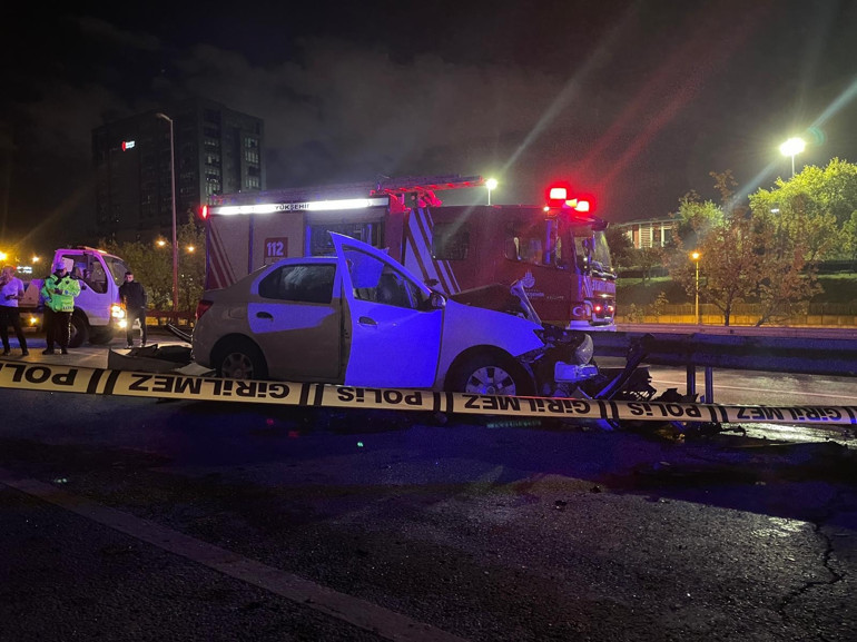 Ümraniyede feci kaza Otomobil bariyere çarptı: 1 ölü, 1 ağır yaralı