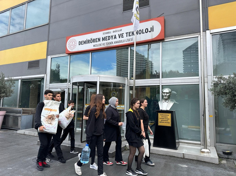 Demirören Medya ve Teknoloji MTAL öğrencilerinden sokak hayvanlarına anlamlı destek