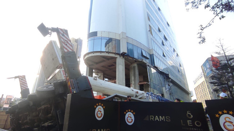 Mecidiyeköy'de rezidans inşaatında düşen vinç ve öğrenci yurdunda hasar
