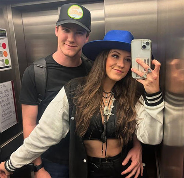 Söylentiler aylardır kulaktan kulağa yayılıyordu: Sadakatsizin biri o... Karısının üzerine gül koklamış