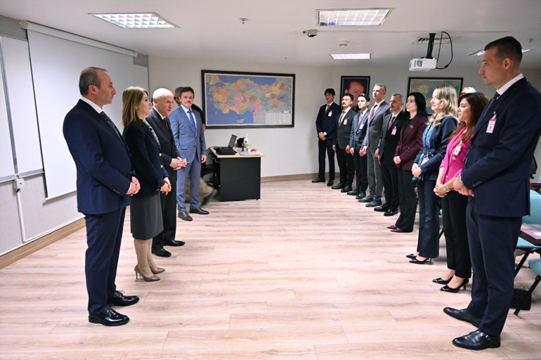 Siyaset ve Liderlik Okulu katılımcıları salonda
