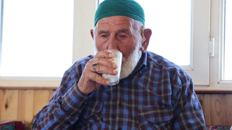 Köyde yaşamını sürdüren yaşlı çiftçi