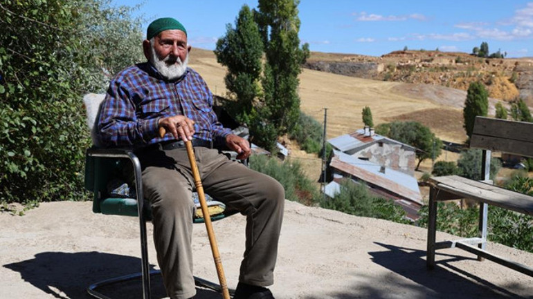Yaşlı adam günlük beslenme alışkanlıklarını anlatıyor