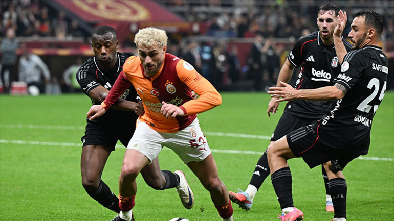 Galatasaray ile Beşiktaş arasındaki derbi mücadeleden bir kare