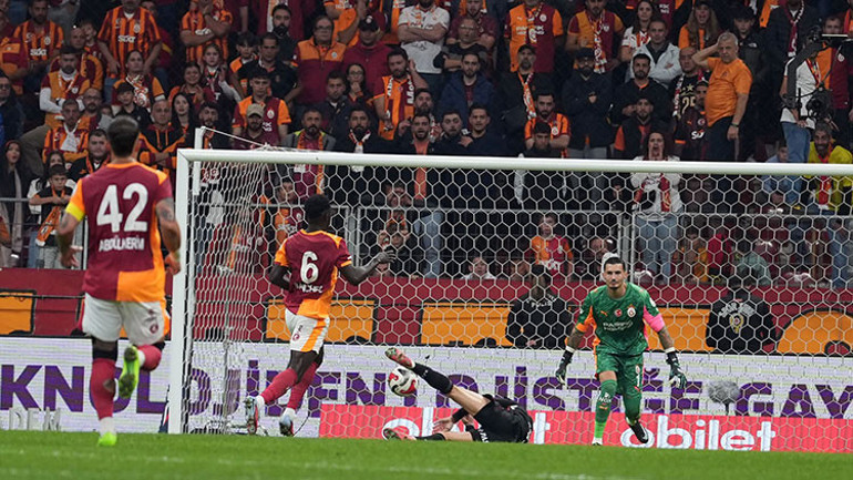 Derbi sırasında topa müdahale anı