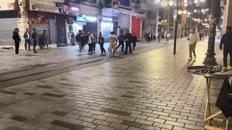 Taksimde tekmeli yumruklu kavgalar kamerada
