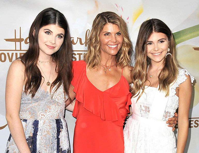 Kızlarını üniversiteye sokmak için rüşvet verip ikisi de hapse düşmüştü… Ünlü çiftin 28 yıllık evliliği bitti