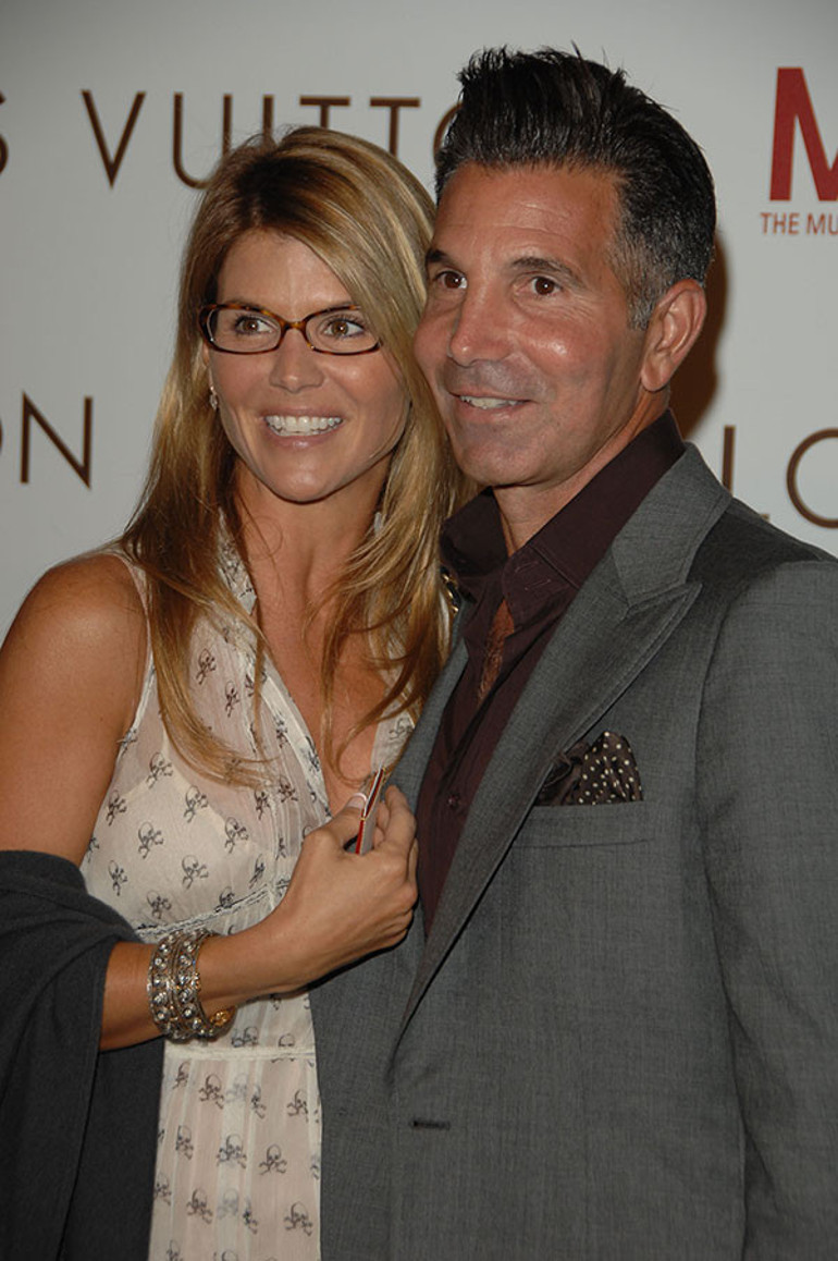 Kızlarını üniversiteye sokmak için rüşvet verip ikisi de hapse düşmüştü… Ünlü çiftin 28 yıllık evliliği bitti