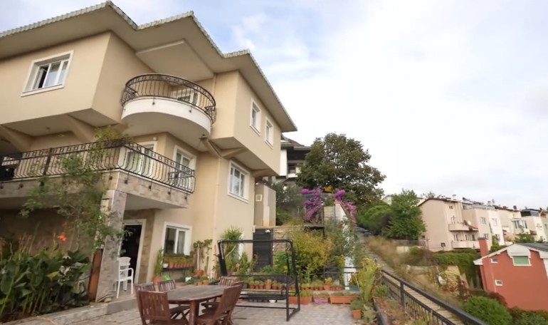 Halil Ergün evinin kapılarını açtı 4 katlı Boğaz manzaralı villa...