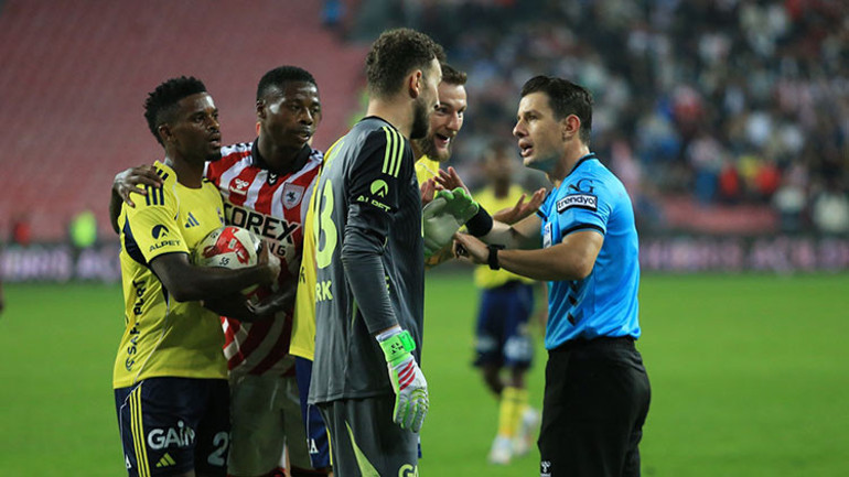 Samsunspor - Fenerbahçe maçına VAR damgası: Halil Umut Meler, kararını oyunculara tünelde açıkladı