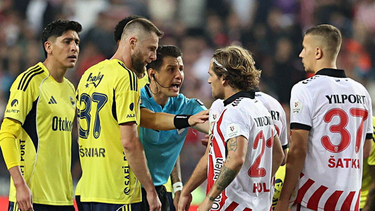 Samsunspor - Fenerbahçe maçına VAR damgası: Halil Umut Meler, kararını oyunculara tünelde açıkladı