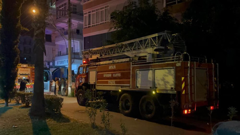 Alanya'da apartman yangını sonrası itfaiye müdahalesi