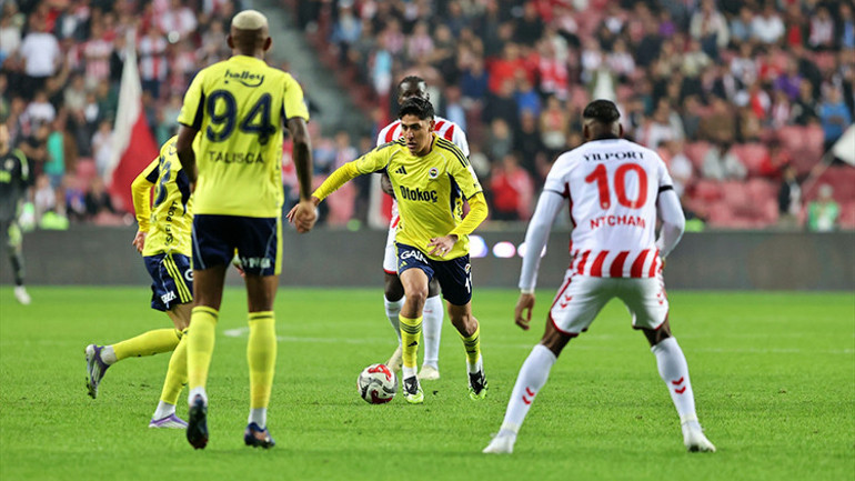 Fenerbahçe oyuncuları Samsunspor maçında saha çıkarken