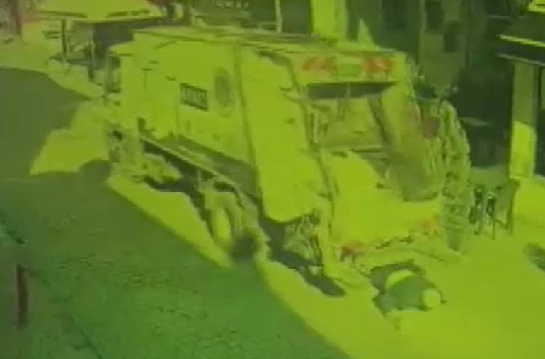 Feci olay kamerada: Geri manevra yapan çöp kamyonunun altında kaldı, hayatını kaybetti
