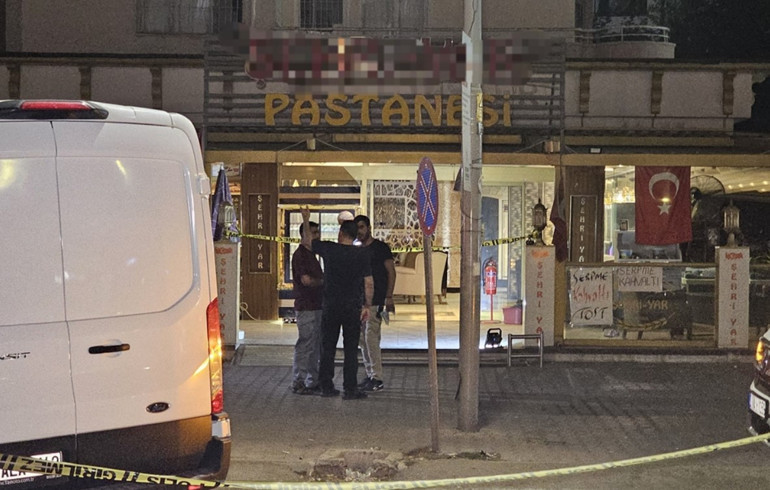 Adana'da pastaneye atılan el bombasının yaşandığı nokta