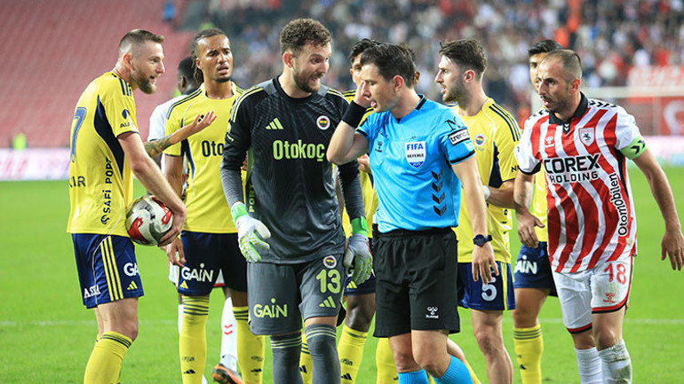 Samsunspor ile Fenerbahçe arasında oynanan maçtan bir kare