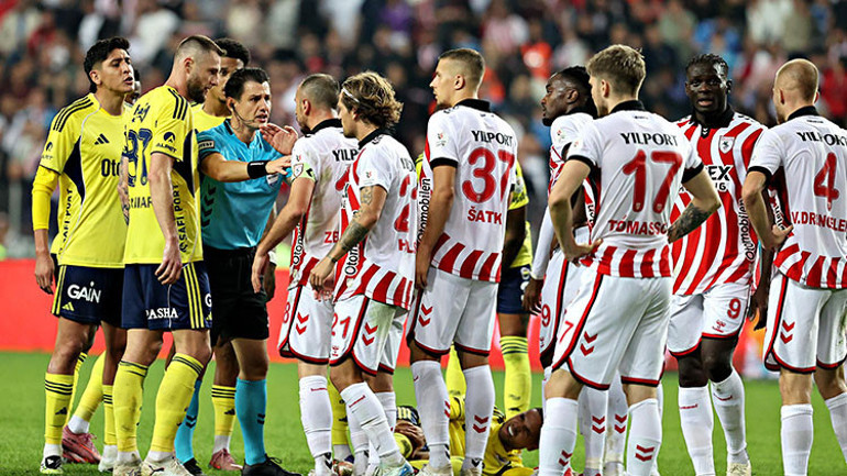 Maç sonrası tribün tepkileri ve teknik heyetin kısa teması