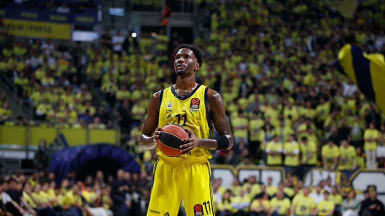 Nigel Hayes-Davis maçta top sürüyor