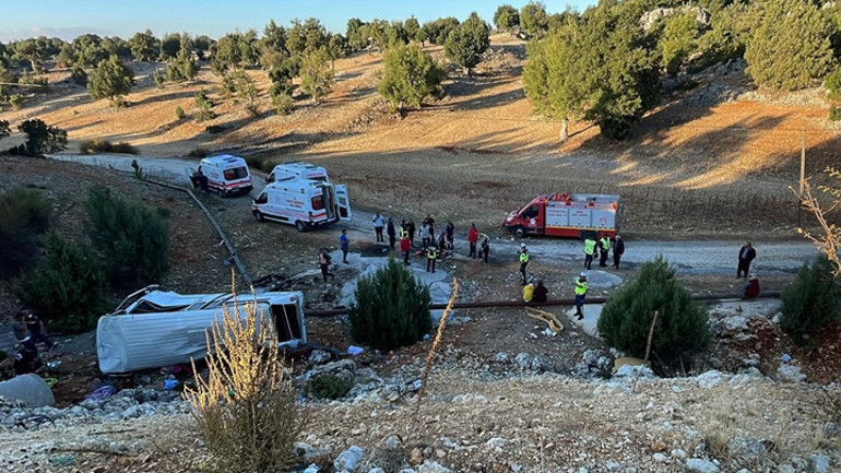 Mersin’de feci kaza Tarım işçilerini taşıyan minibüs şarampole devrildi: 4 can kaybı, 14 yaralı