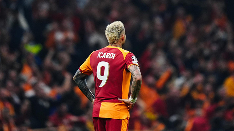 Mauro Icardi maç sırasında saha kenarında görüntülenirken