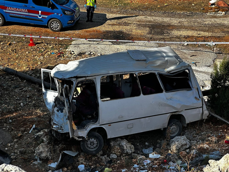 Mersin’de feci kaza Tarım işçilerini taşıyan minibüs şarampole devrildi: 4 can kaybı, 14 yaralı