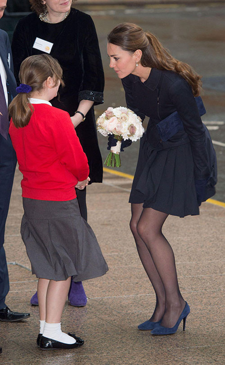 Rüzgarda etekleri açıldığı için yerden yere vurdular... Yıllar geçti, o da artık ustalaştı... Kendini basının elinden böyle kurtardı