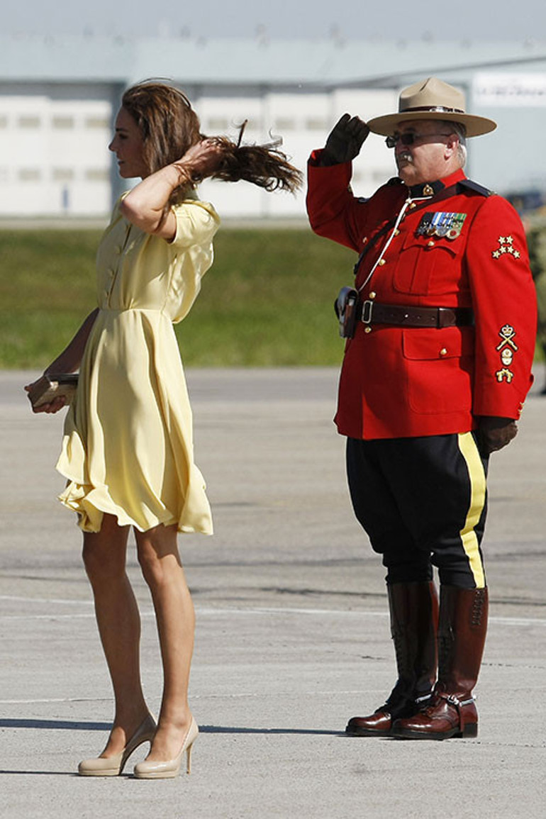Rüzgarda etekleri açıldığı için yerden yere vurdular... Yıllar geçti, o da artık ustalaştı... Kendini basının elinden böyle kurtardı