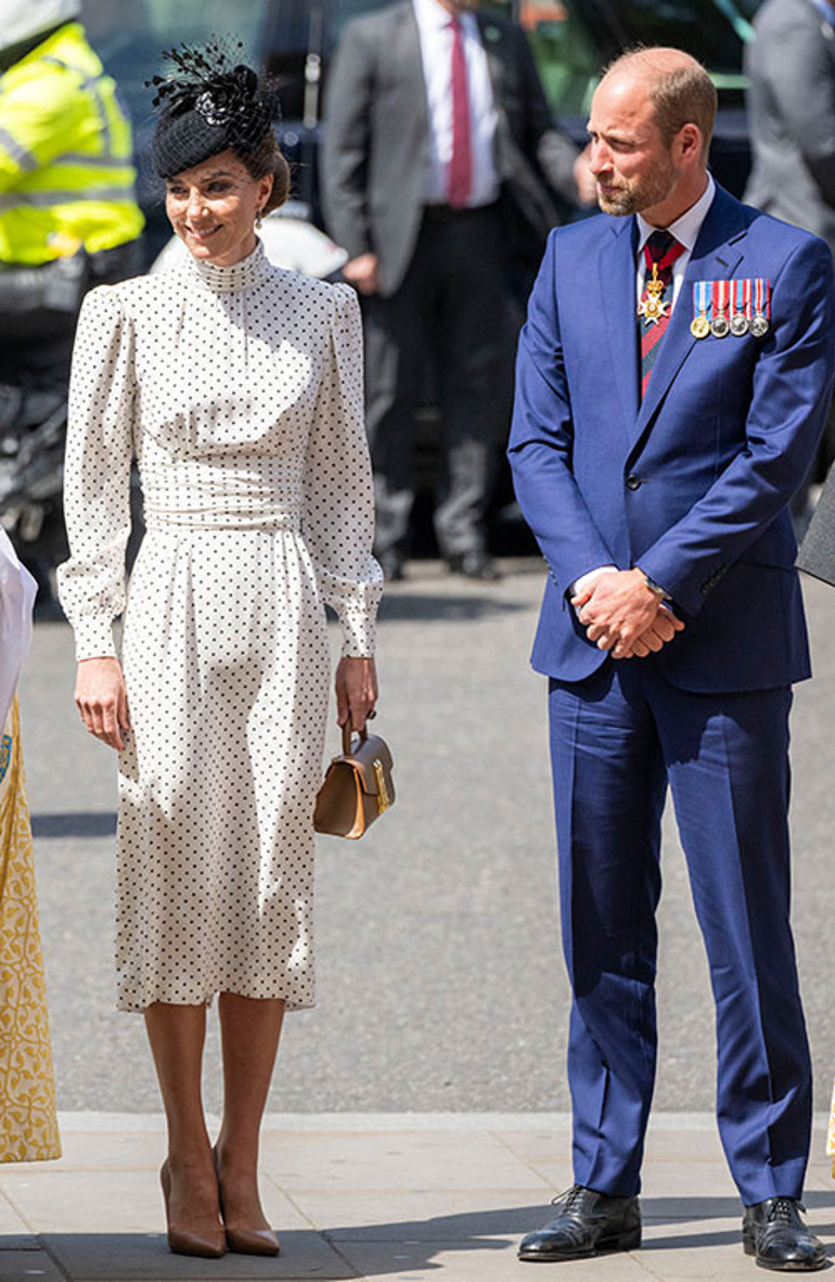 Rüzgarda etekleri açıldığı için yerden yere vurdular... Yıllar geçti, o da artık ustalaştı... Kendini basının elinden böyle kurtardı