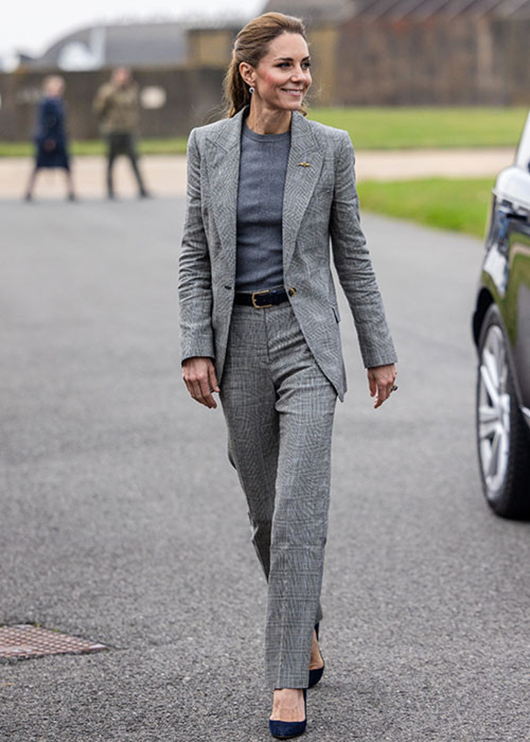 Rüzgarda etekleri açıldığı için yerden yere vurdular... Yıllar geçti, o da artık ustalaştı... Kendini basının elinden böyle kurtardı