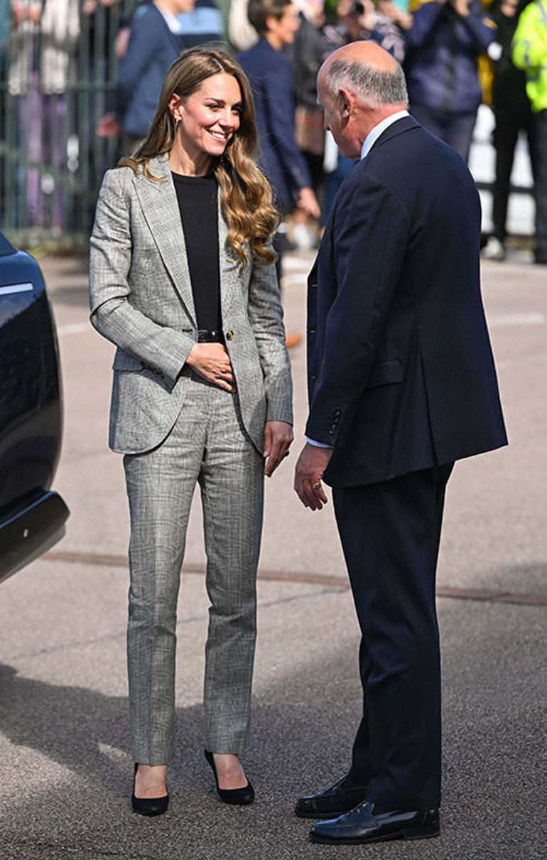 Rüzgarda etekleri açıldığı için yerden yere vurdular... Yıllar geçti, o da artık ustalaştı... Kendini basının elinden böyle kurtardı