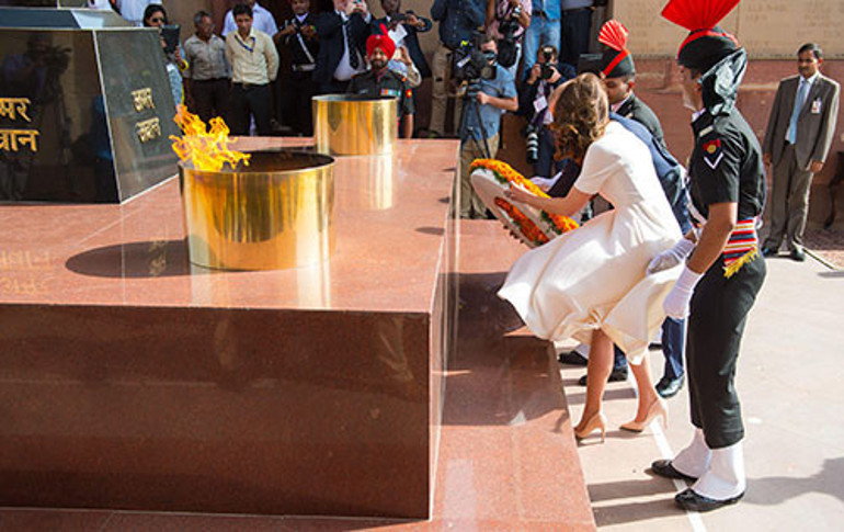 Rüzgarda etekleri açıldığı için yerden yere vurdular... Yıllar geçti, o da artık ustalaştı... Kendini basının elinden böyle kurtardı