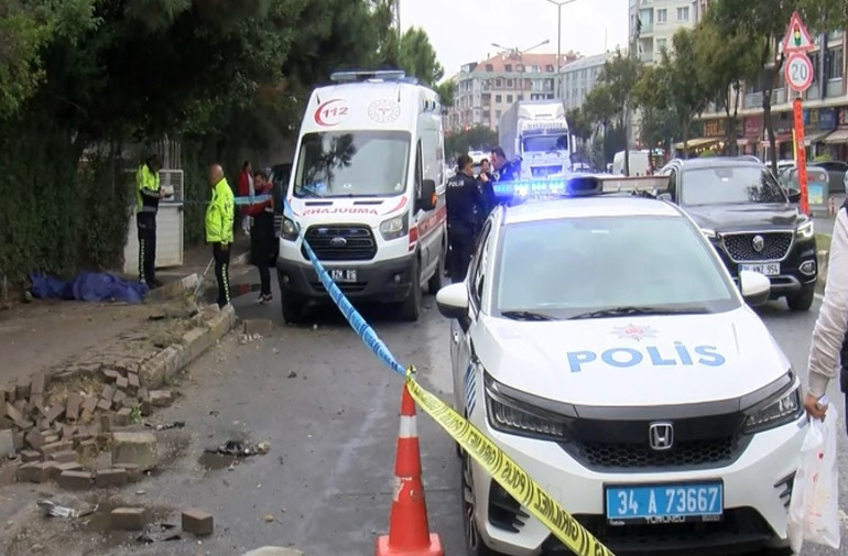 Kontrolü kaybeden sürücü yayalara çarptı Ölü ve yaralılar var