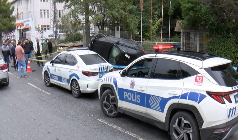 Kontrolü kaybeden sürücü yayalara çarptı Ölü ve yaralılar var