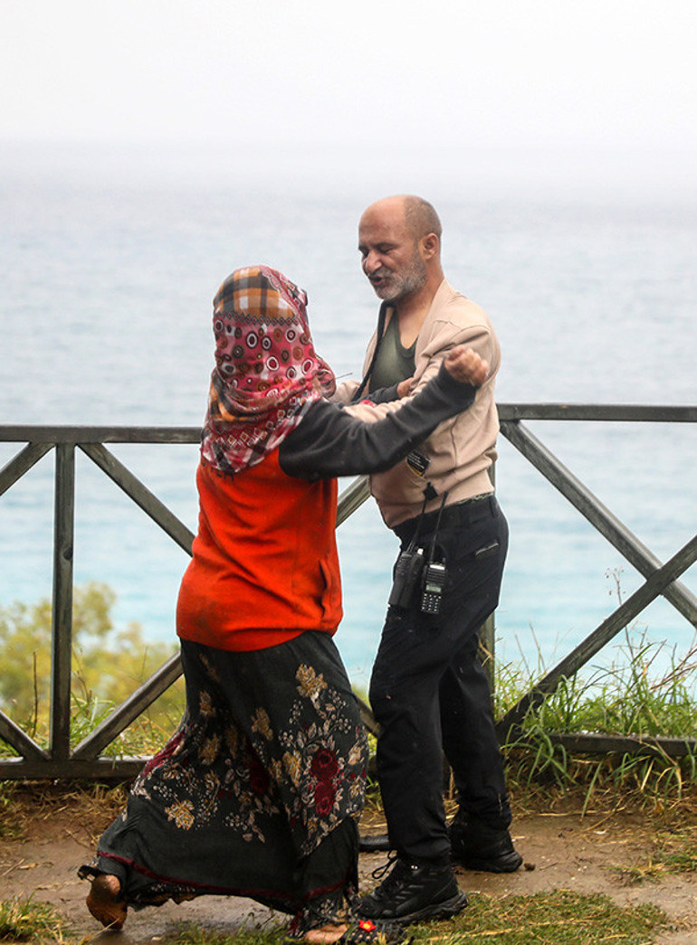 Antalyada falezlerde mahsur kaldı Kurtarıldıktan sonra bakın ne yaptı