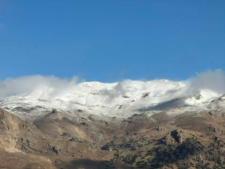 Bu görüntüler sıcağıyla meşhur ilimizden: Mevsimin ilk karı düştü