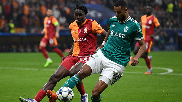 Wilfried Singo sahada mücadele ederken