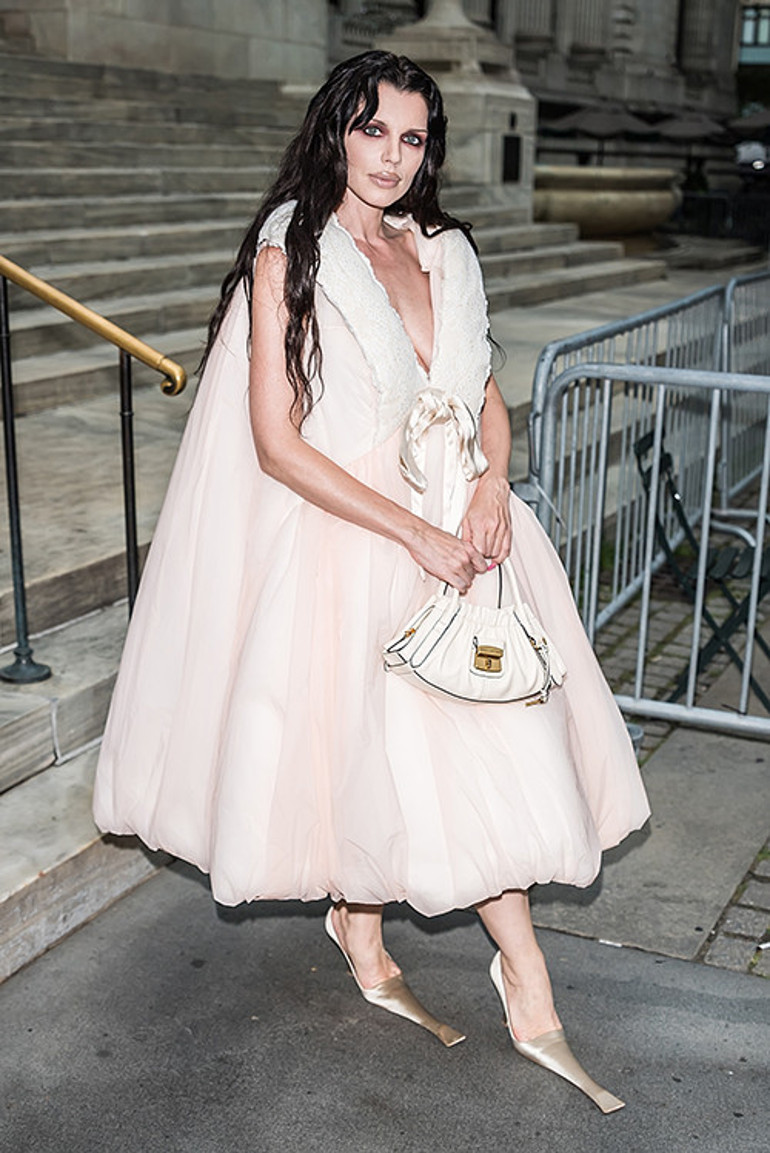 Kısacık aşkının kazancı da bol oldu pişmanlığı da... Sevgilisinin kredi kartını alıp lüks mağazalarda har vurup harman savurdu