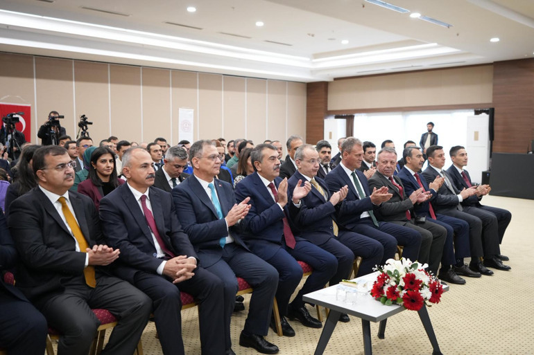 Bakan Tekinden ders bırakma eylemlerine eleştiri: Eğitim hakkına engelse o artık sendikal özgürlük değildir