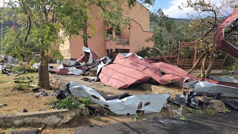 Kuvvetli yağış ve fırtınaya dikkat 36 il için turuncu ve sarı kodlu uyarı | Adanada 2 okulun çatısı uçtu, ağaçlar devrildi