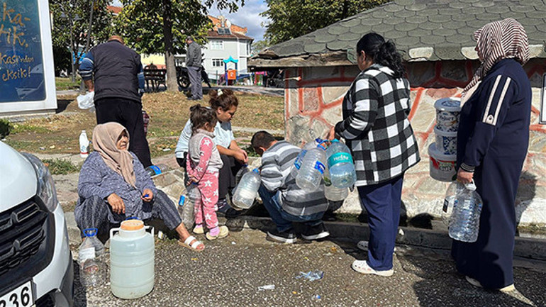 Mahalle sakinleri su taşıyor